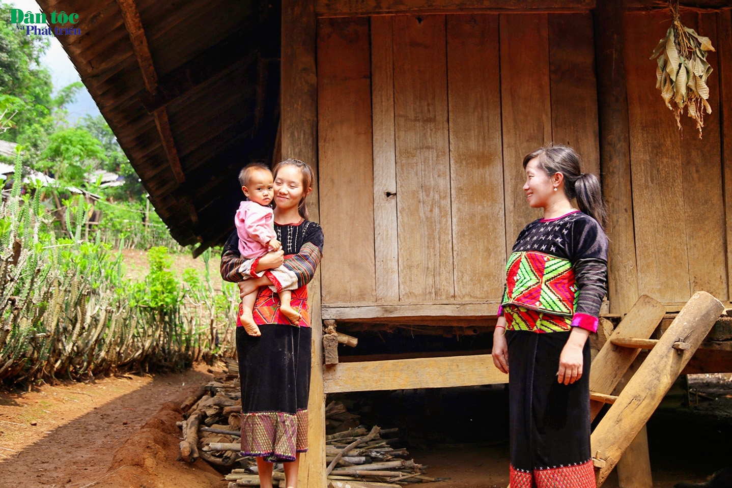 Sự độc đáo trong trang phục truyền thống của phụ nữ Phù Lá là áo ngắn 5 thân được cách điệu mạnh mẽ, riêng biệt giữa các mảng màu thổ cẩm