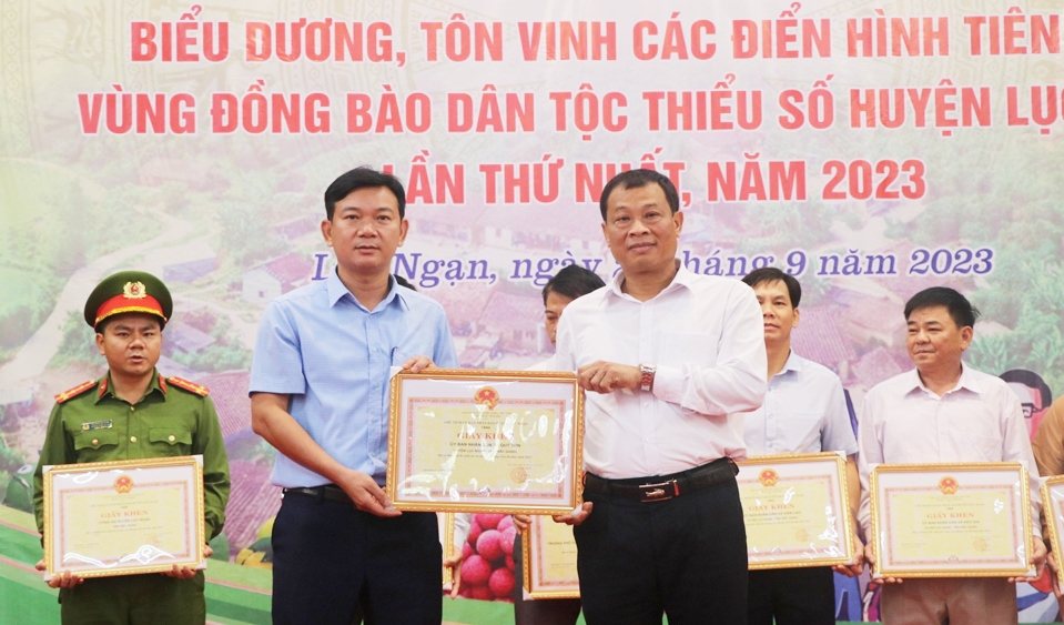 Phó Bí thư Thường trực Huyện ủy Lục Ngạn Cao Văn Hoàn tặng Giấy khen cho đại diện các tập thể