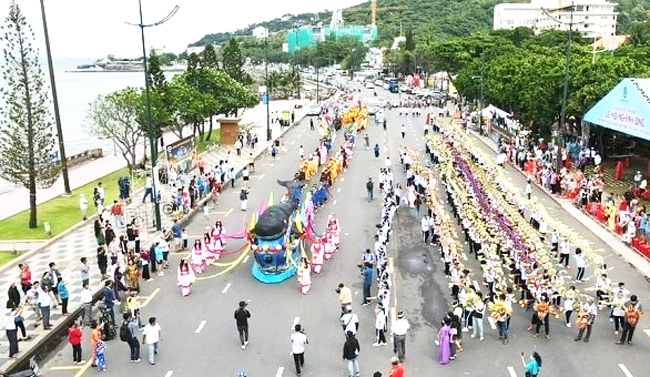 Lễ Nghinh Ông Thăng Tam Vũng Tàu thu hút người dân, du khách tham gia
