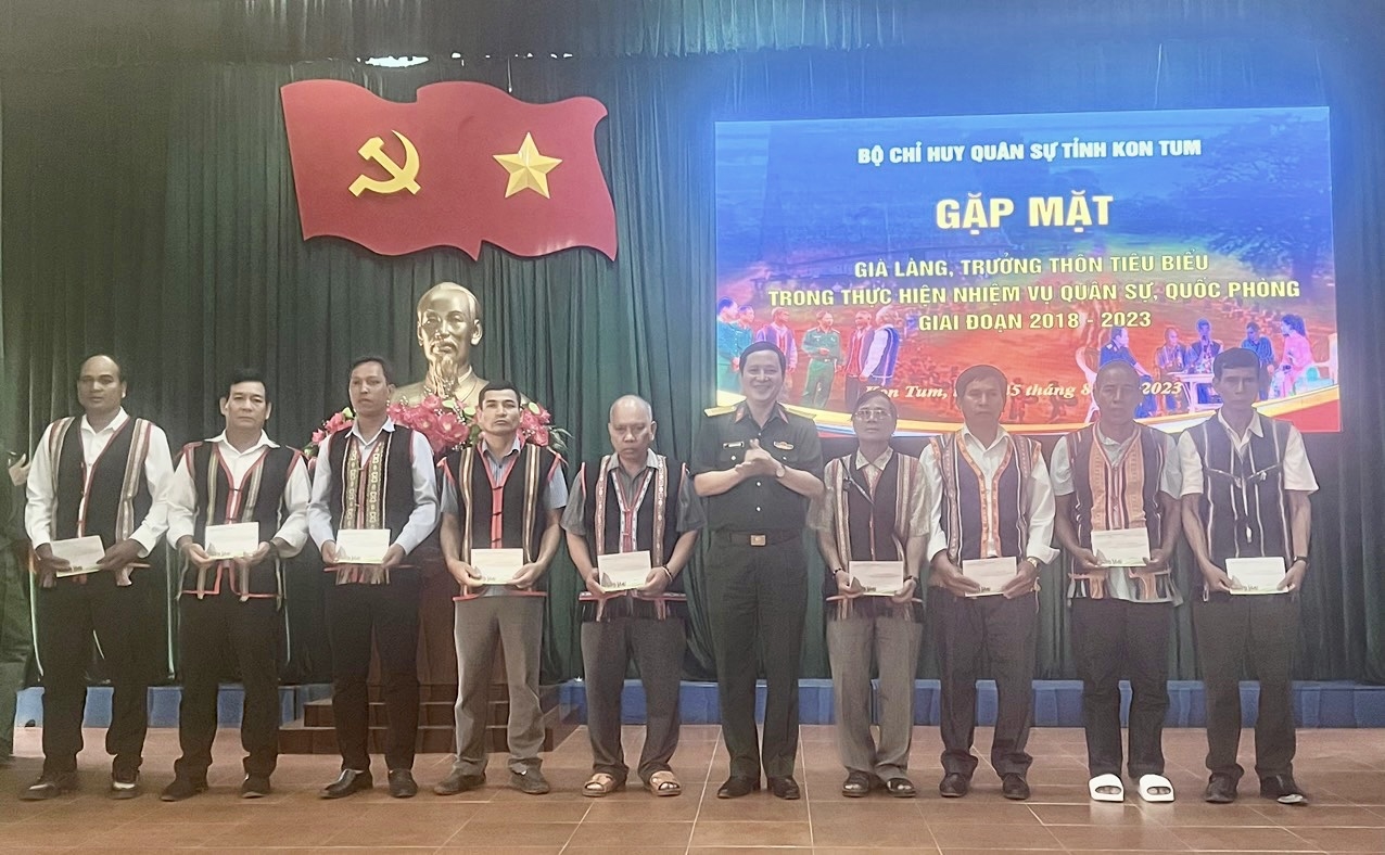 Anh A Khoan (ngoài cùng bên trái) được Bộ Chỉ huy Quân sự tỉnh Kon Tum tuyên dương là Trưởng thôn tiểu biểu có nhiều cống hiến trong thực hiện nhiệm vụ quân sự, quốc phòng giai đoạn 2018 – 2023