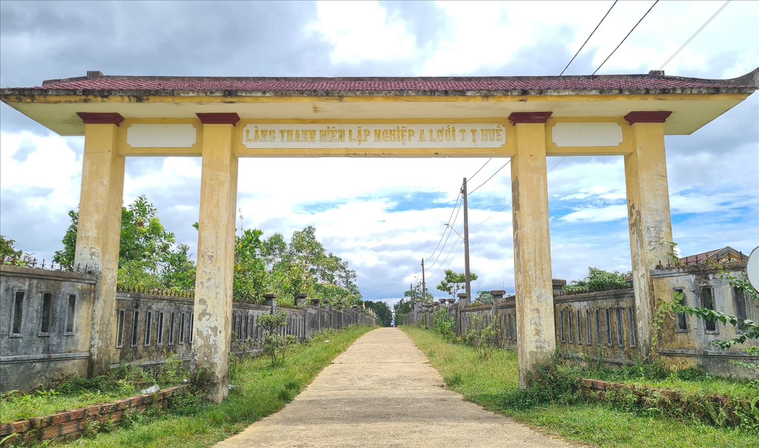 Cổng Làng TNLN A Lưới tại xã Hương Phong.