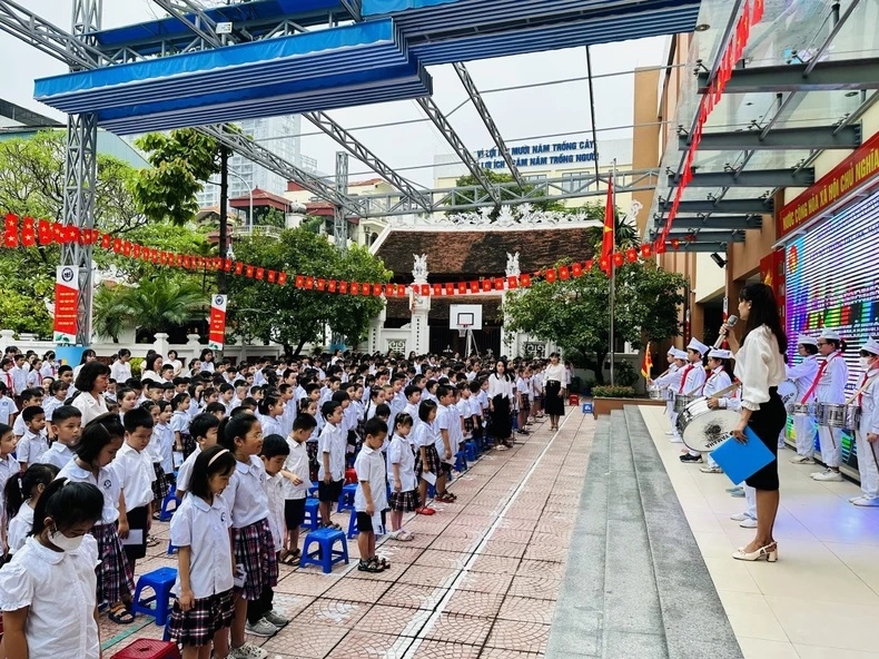 Giáo viên và học sinh trường Tiểu học Ngọc Hà (quận Ba Đình) mặc niệm tưởng nhớ các nạn nhân của vụ cháy tại Thanh Xuân.