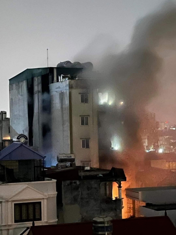 Cháy lớn tại chung cư mini trong ngõ 29/70 Khương Hạ, quận Thanh Xuân, Hà Nội vào lúc 23h30 ngày 12/9/2023. Tại thời điểm xảy ra hỏa hoạn, bên trong chung cư có nhiều người.