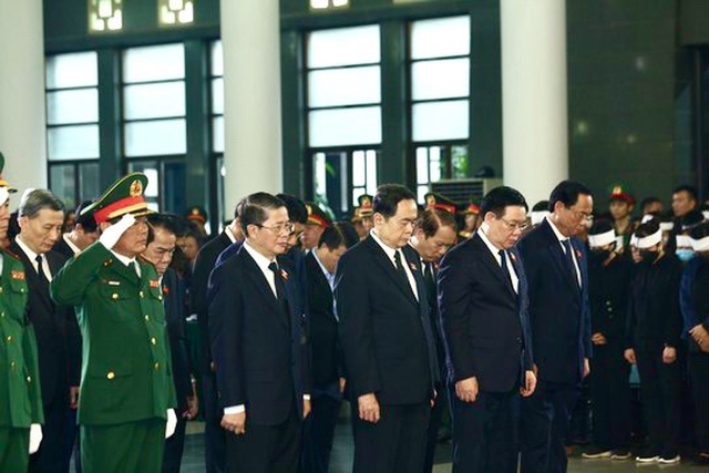 Đoàn Quốc hội do Chủ tịch Quốc hội Vương Đình Huệ làm Trưởng đoàn vào viếng Thượng tướng Nguyễn Chí Vịnh - Ảnh: VGP/PL