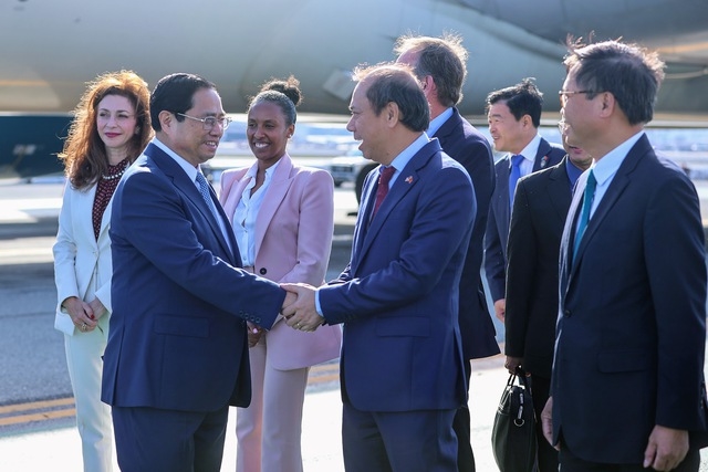 Đại sứ Việt Nam tại Hoa Kỳ Nguyễn Quốc Dũng đón Thủ tướng tại sân bay - Ảnh: VGP/Nhật Bắc