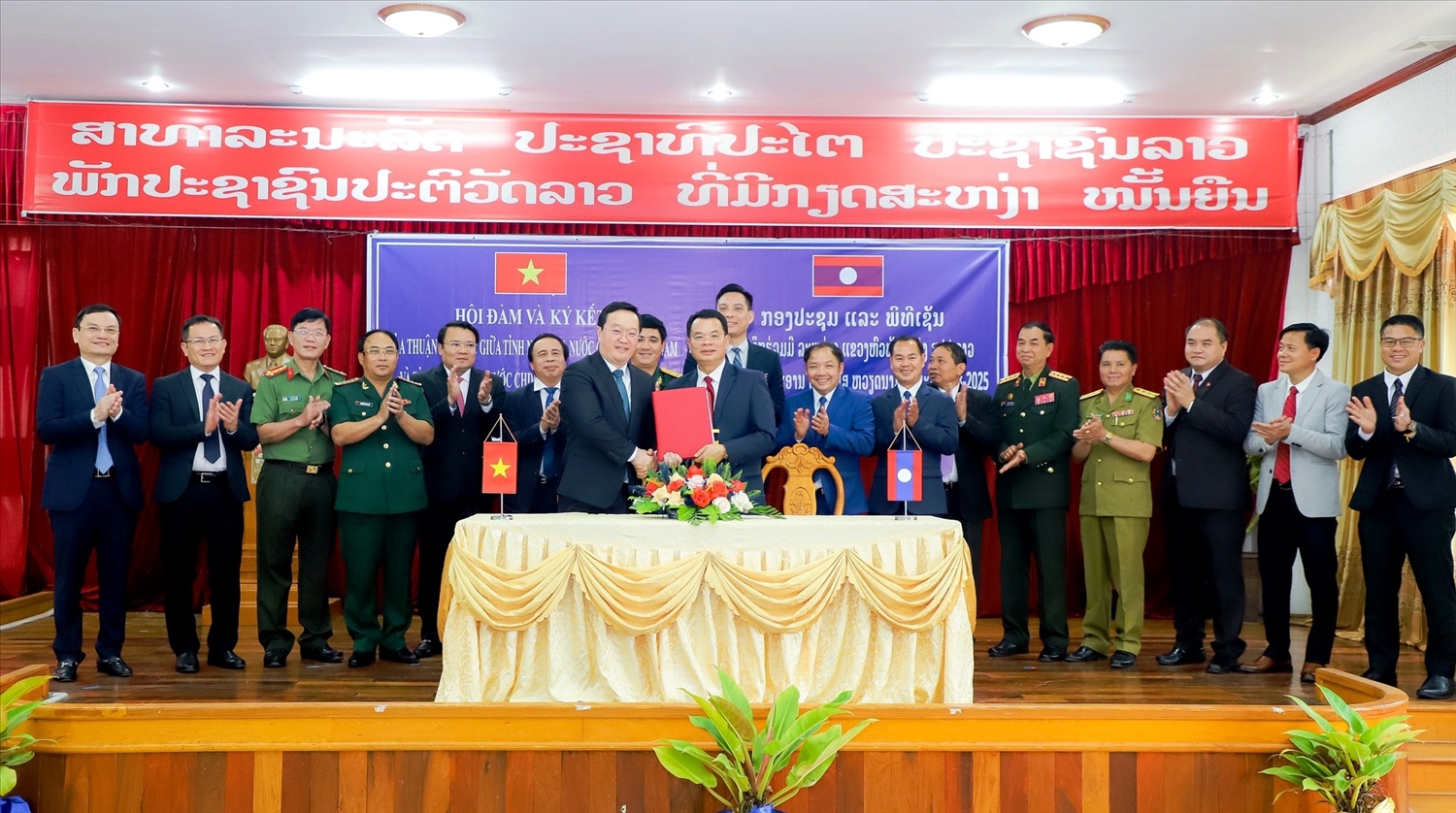 Lãnh đạo tỉnh Nghệ An (Việt Nam) và tỉnh Hủa Phăn (Lào) ký biên bản hợp tác giai đoạn 2023-2025.