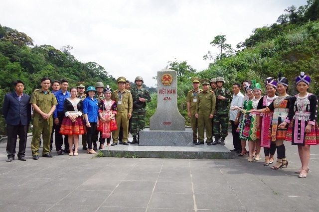 Lực lượng chức năng và Nhân dân 2 nước Việt - Lào chụp hình lưu niệm tại cột mốc biên giới 476 trên đỉnh Keo Nưa, huyện Hương Sơn (Hà Tĩnh)