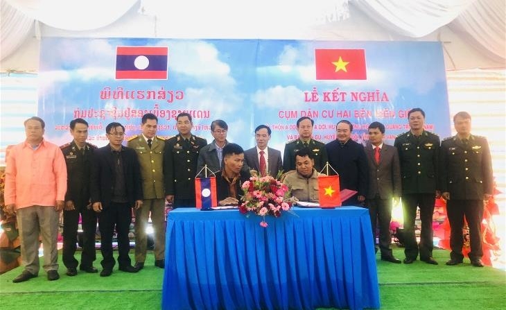 Trưởng bản A Dơi Đớ (Hướng Hóa, Quảng Trị, Việt Nam) và Tân Du (Sa Muồi, Xa La Van, Lào) ký kết quy chế kết nghĩa