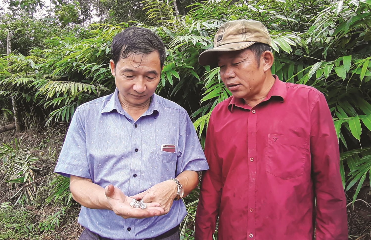 Bí thư Đảng ủy xã Chà Nưa Khoàng Văn Van (bên trái) tiên phong trong phong trào xây dựng nông thôn mới.