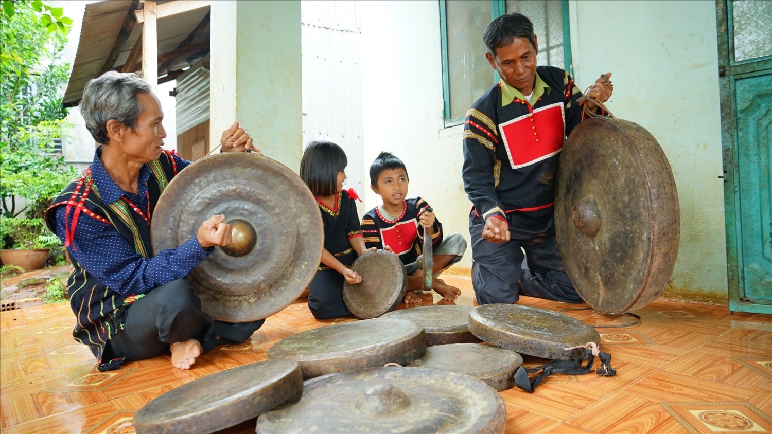Người có uy tín Siu Bưng (bên phải) ở thôn Plei Kia, thị trấn Nhơn Hòa đang truyền dạy cồng chiêng cho con cháu