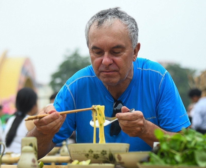 Du khách nước ngoài thưởng thức món Phở ngô tại Lễ hội ẩm thực 3 miền Bắc - Trung - Nam