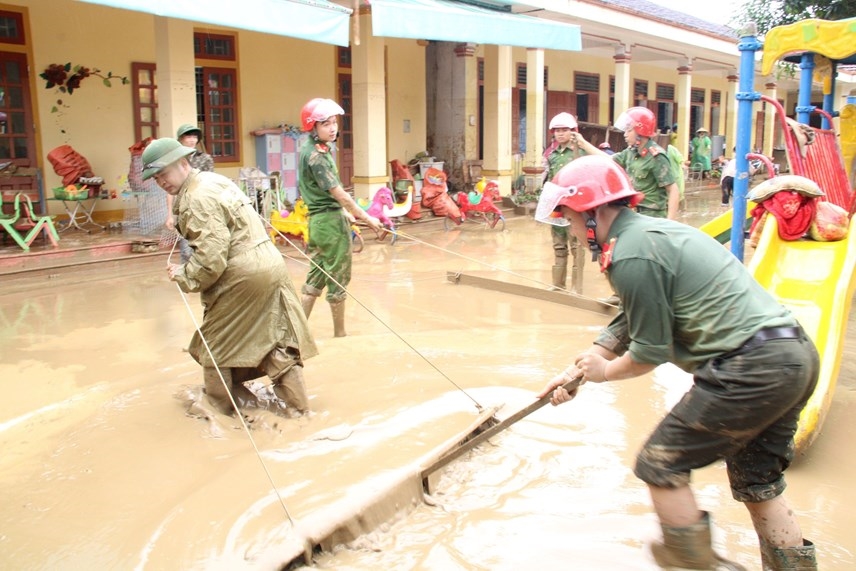 Lực lượng chức năng giúp một trường học khắc phục hậu quả mưa lũ