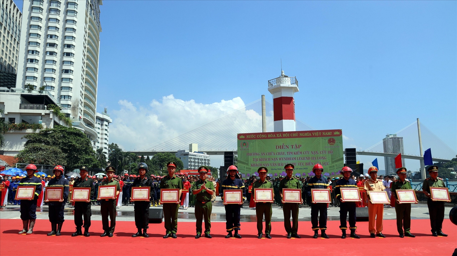 Nhiều tập thể, cá nhân được tặng bằng khen, giấy khen của Bộ Công an và UBND tỉnh Quảng Ninh