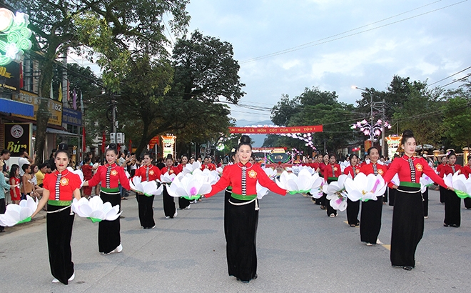 Màn diễu diễn đường phố của đồng bào các dân tộc tỉnh Yên Bái.