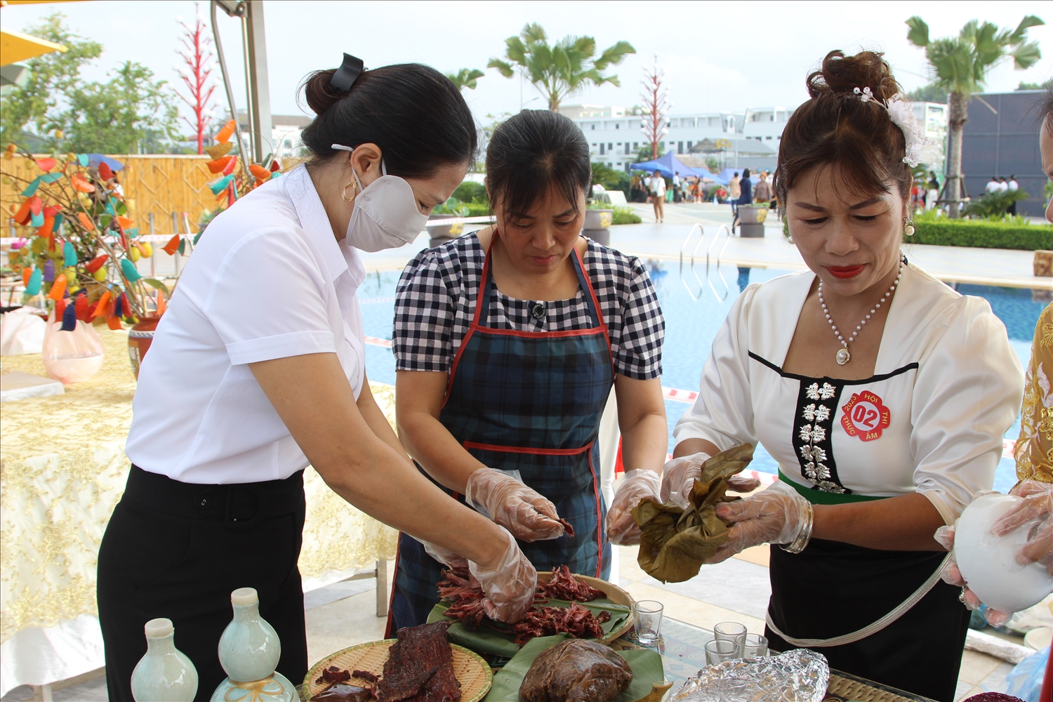Các đội thi mang đến những món ăn truyền thống của dân tộc mình với cách trang trí đẹp mắt.
