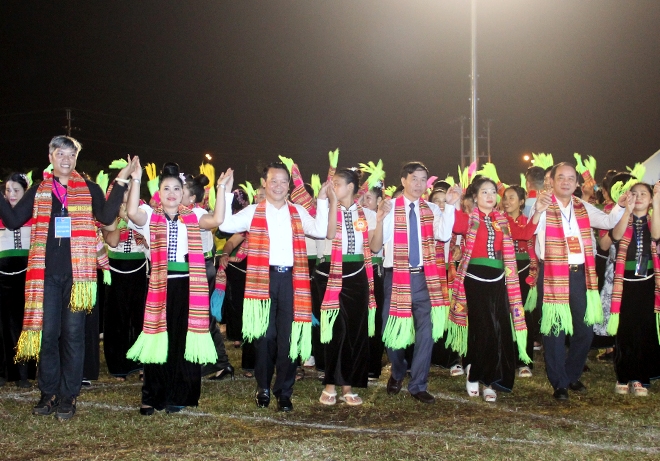 Các đại biểu và Nhân dân tỉnh Yên Bái đắm mình trong những điệu Xòe.