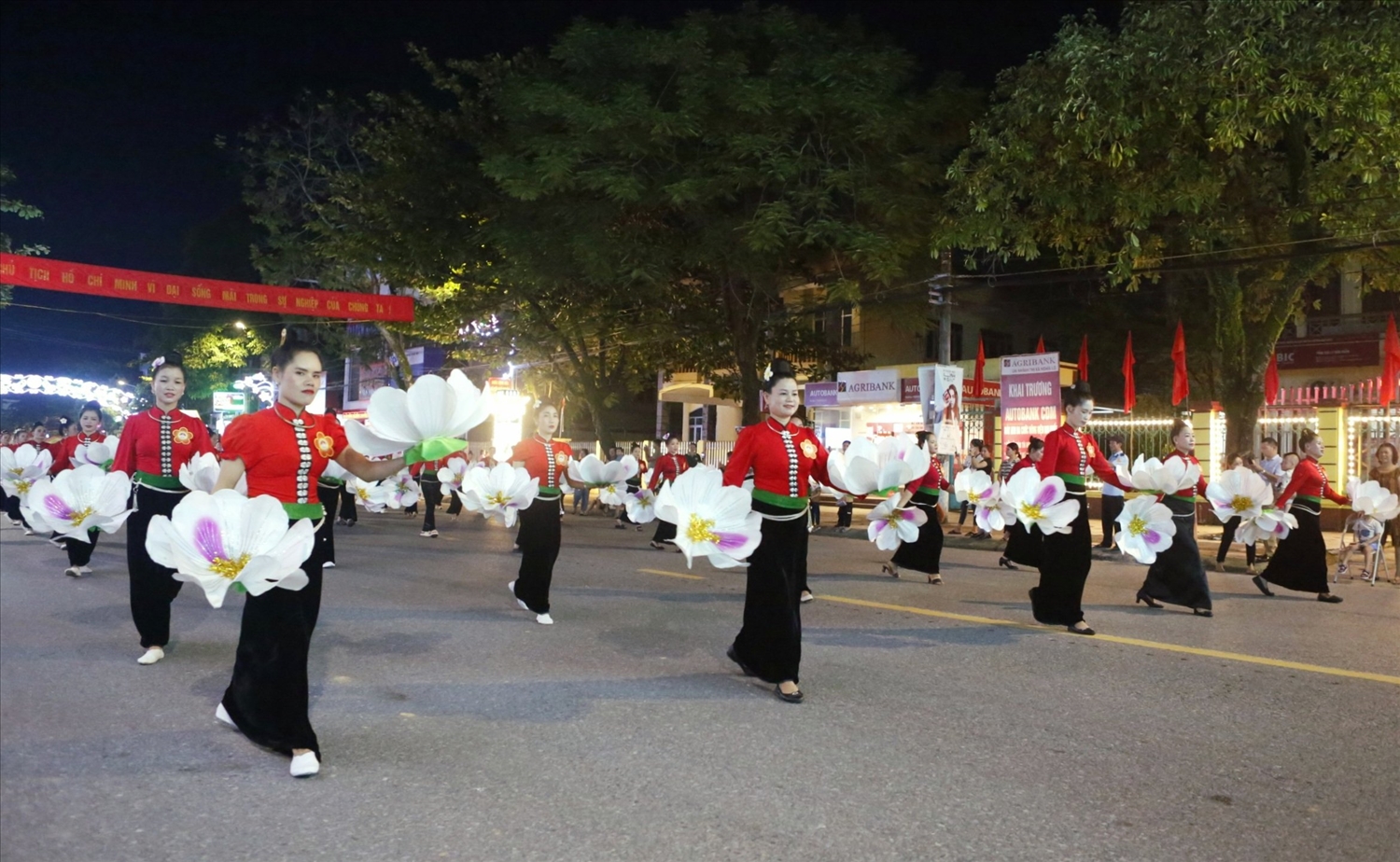 Điểm nổi bật của Lễ hội Văn hóa, Du lịch Mường Lò năm 2023 còn có màn diễu diễn đường phố với 350 nghệ nhân thuộc nhiều dân tộc trong trang phục truyền thống