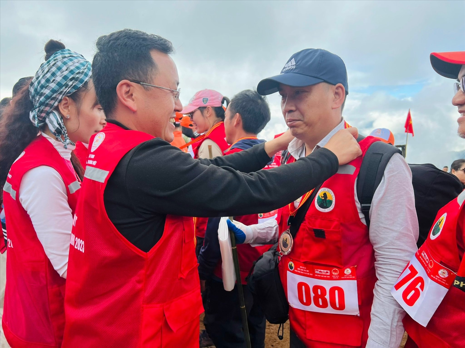 Phó Chủ tịch UBND huyện Trạm Tấu Khang A Chua trao kỉ niệm chương cho các vận động viên tham dự giải leo núi