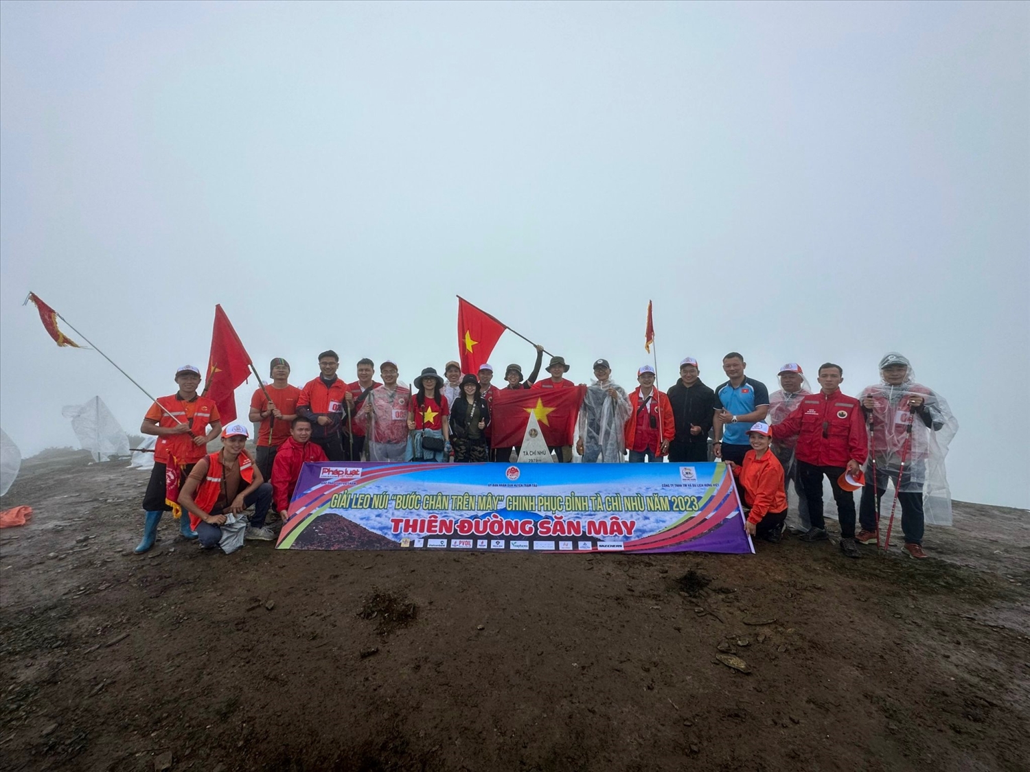 Các vận động viên và Ban Tổ chức chụp ảnh lưu niệm tại chóp đỉnh Tà Chì Nhù