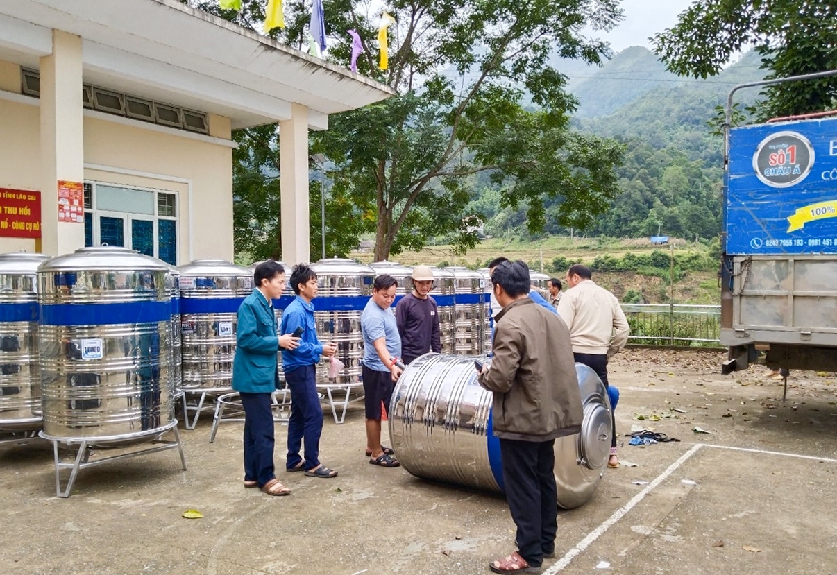 Hơn 500 bồn chứa nước được cấp cho người dân ở 19 xã trên địa bàn huyện Bát Xát