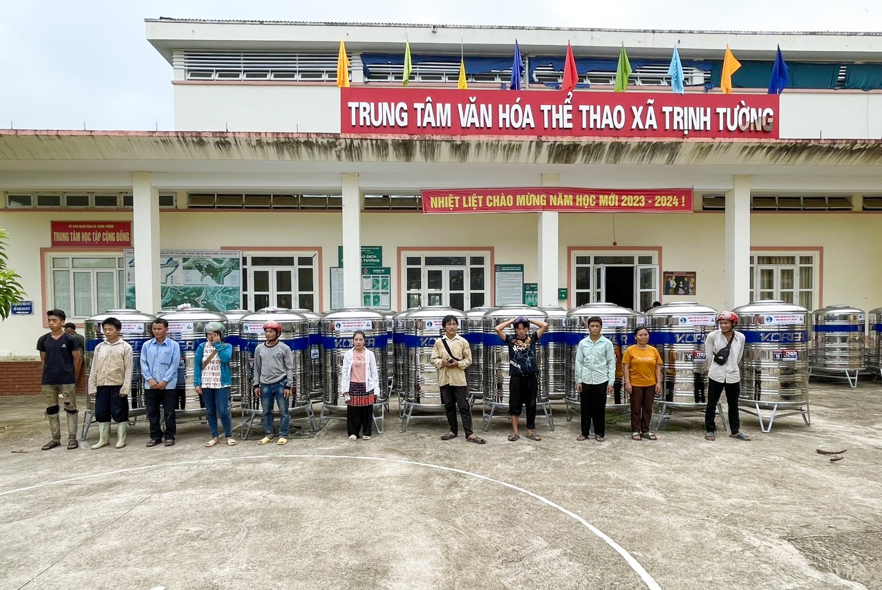 Người dân xã Trịnh Tường nhận bồn chứa nước