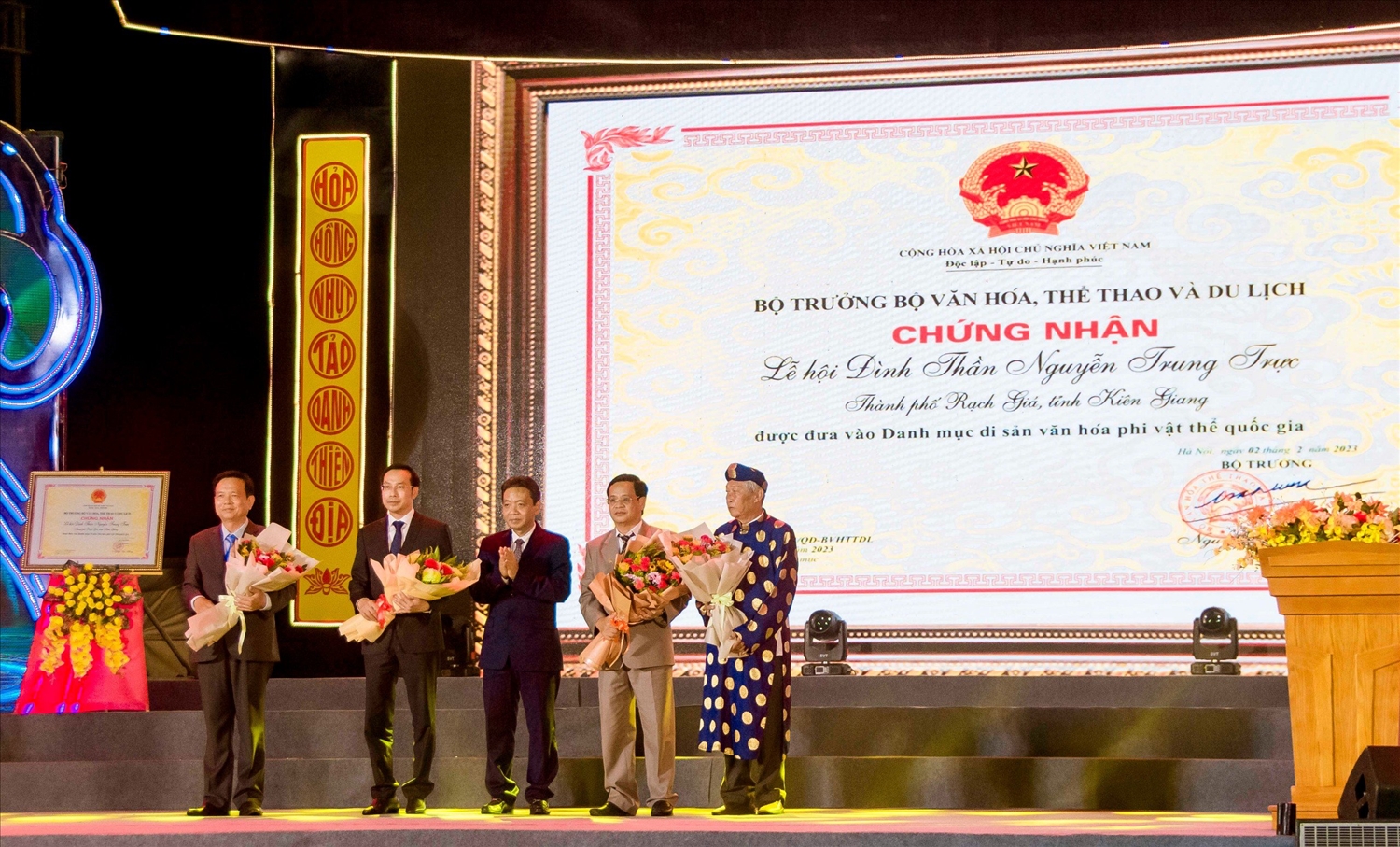 Lãnh đạo Bộ Văn hóa, Thể thao và Du lịch trao tặng hoa chúc mừng tỉnh Kiên Giang nhận Bằng Di sản văn hóa phi vật thể cấp quốc gia Lễ hội Đình thần Nguyễn Trung Trực.