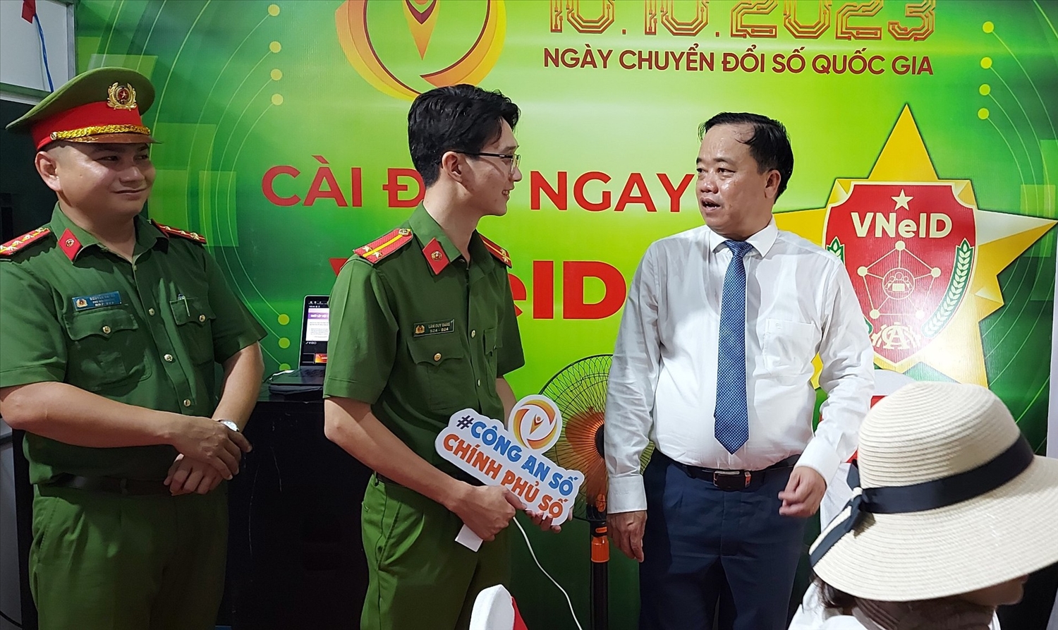 Chủ tịch UBND tỉnh Cà Mau - Huỳnh Quốc Việt thăm gian hàng trưng bày của Công an tỉnh hưởng ứng Ngày Chuyển đổi số quốc gia