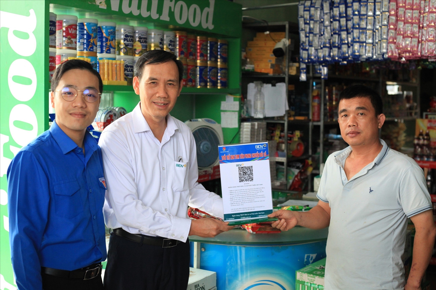Tỉnh đoàn Kon Tum trao tặng mô hình quét mã QR cho người dân