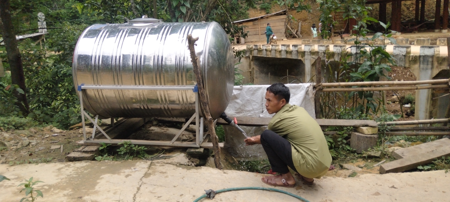 Người dân Kỳ Sơn bên công trình nước sinh hoạt phân tán vừa được đầu tư
