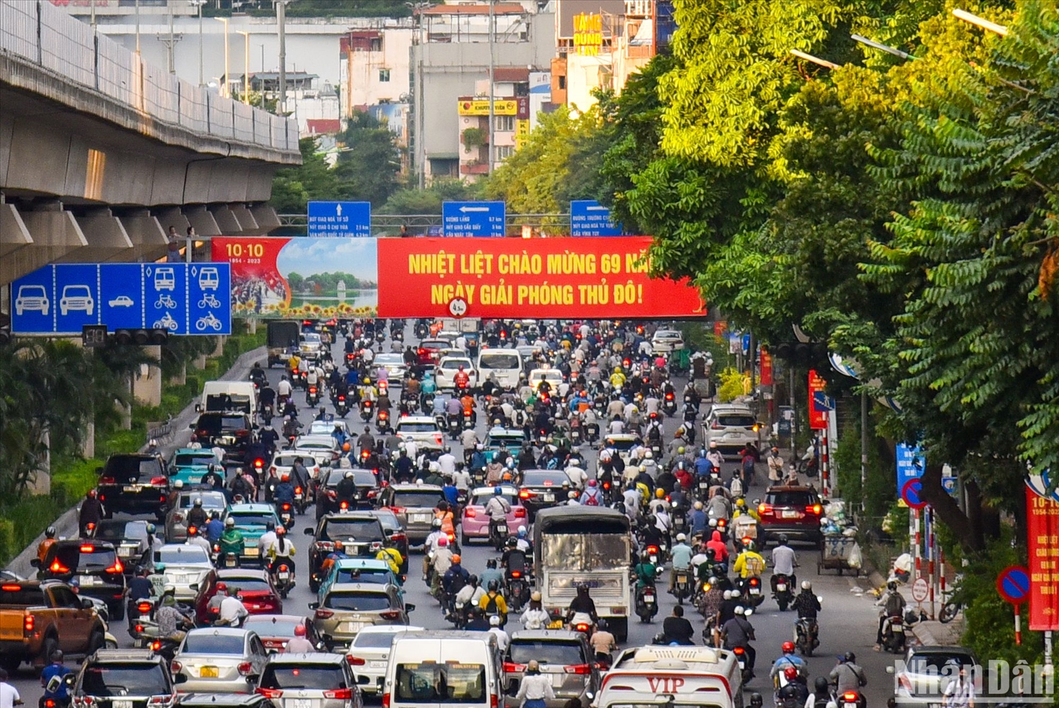 Hình ảnh tấm pano cỡ lớn tại đường Nguyễn Trãi (Ảnh: Báo Nhân dân)
