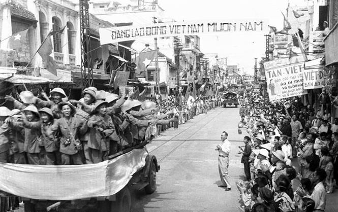 Đoàn xe chở các chiến sỹ Đại đoàn 308 tiến qua phố Hàng Đào, sáng 10/10/1954 trong niềm hân hoan chào đón của hàng vạn người dân (Ảnh: TTXVN)