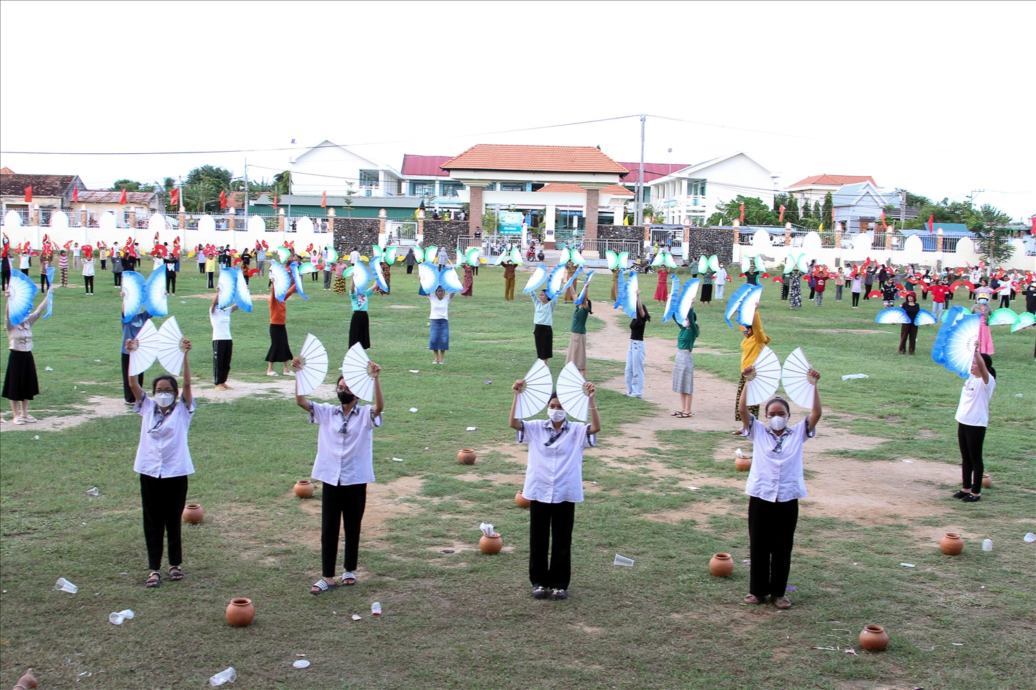 Diễn viên làng Hữu Đức luyện tập múa sân lễ chuẩn bị đón mừng Katê 2023. 