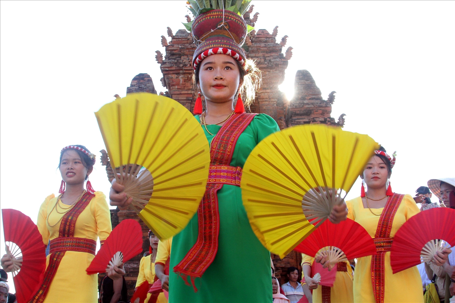 Diễn viên dân gian Chăm múa mừng đón Katê tại tháp Pô Klong Garai.
