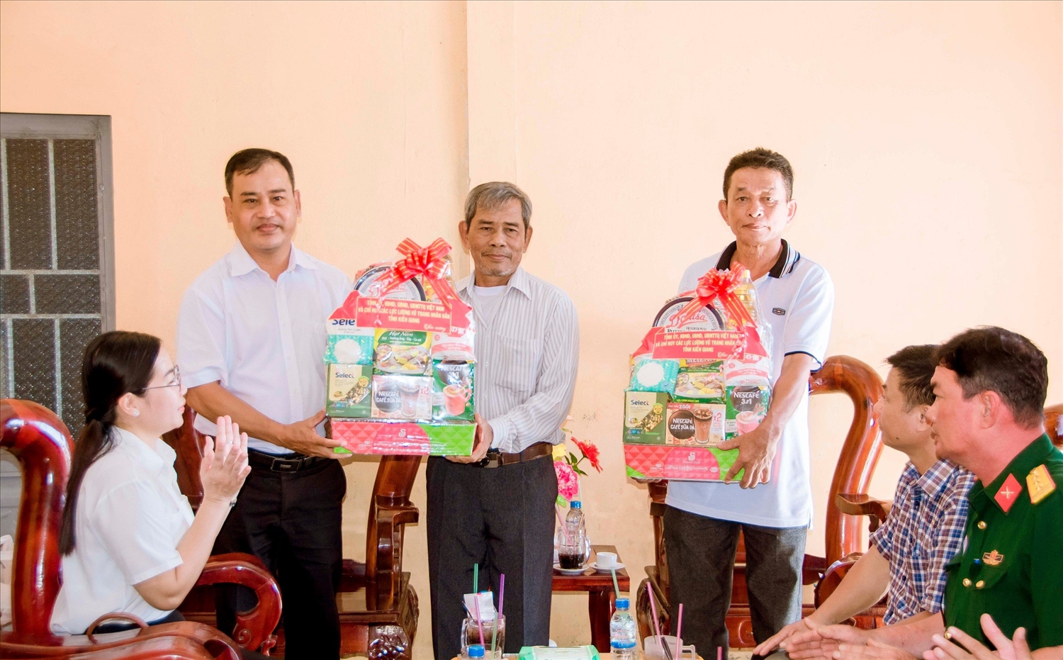 Trưởng ban Dân tộc tỉnh Kiên Giang Danh Phúc đã trao quà chúc mừng lễ Sen Dolta đến 2 gia đình chính sách là đồng bào Khmer trên địa bàn huyện