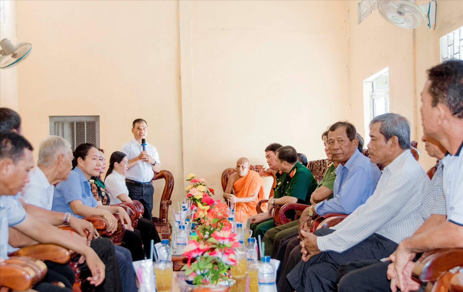 Ông Danh Phúc, Tỉnh ủy viên, Trưởng Ban Dân tộc tỉnh Kiên Giang gửi lời chúc mừng đến các vị cao tăng, chức sắc, chư tăng, Người có uy tín trong đồng bào Khmer đón lễ Sen Dolta năm 2023 vui tươi, đầm ấm và hạnh phúc