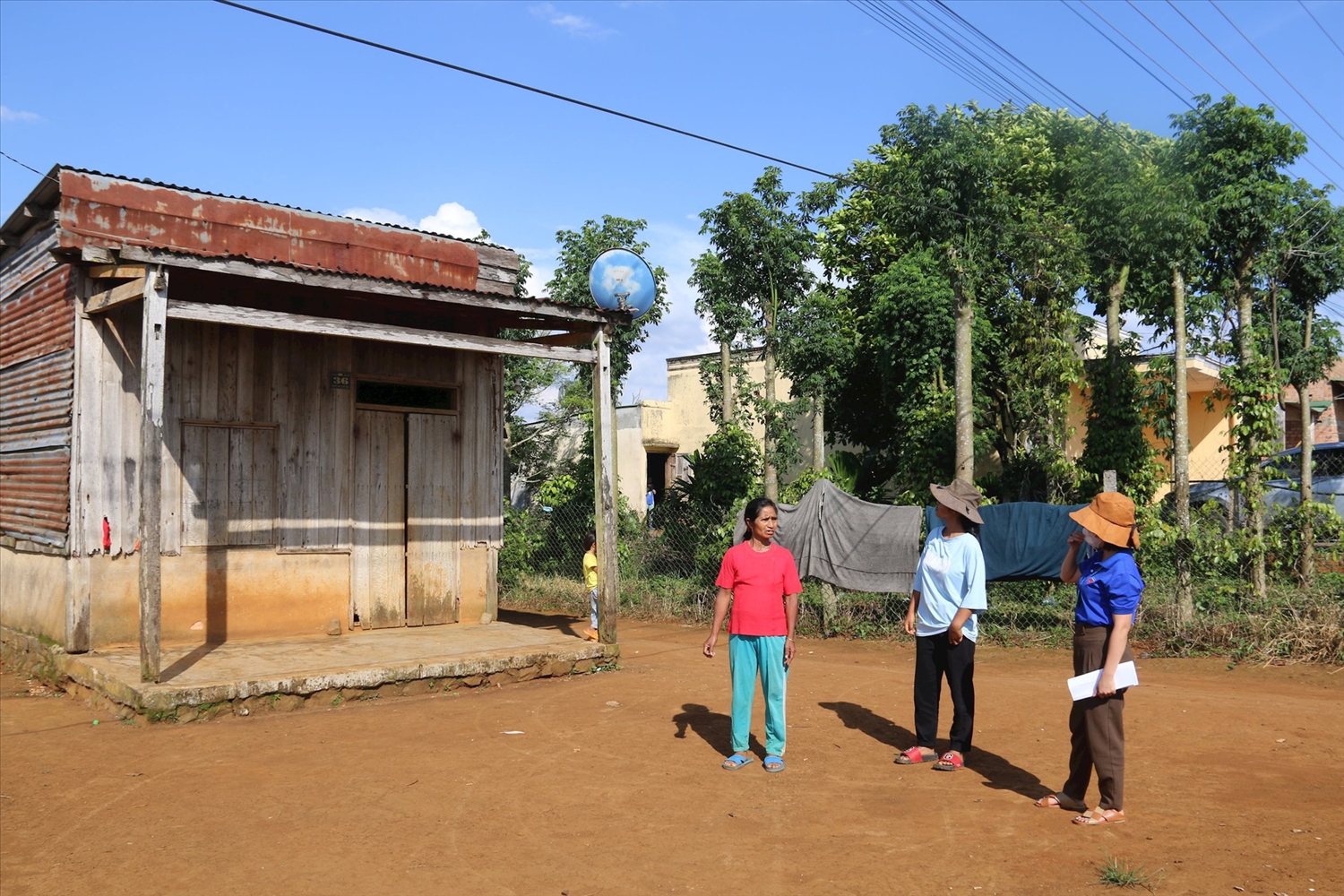 Căn nhà gỗ của gia đình bà H’Ốch ở bon Sa Ú Dru, xã Quảng Khê cũng dần mục nát