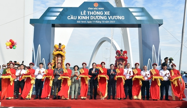 Phó Thủ tướng Trần Lưu Quang cùng các đại biểu cắt băng khánh thành cầu vòm thép cao nhất Việt Nam - Ảnh: VGP/Hải Minh