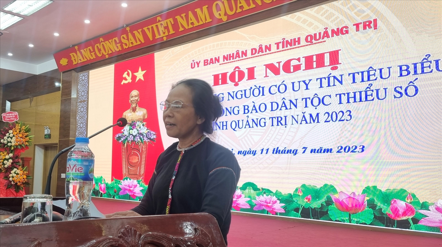 Bà Hồ Thị Thanh phát biểu tại Hội nghị Biểu dương Người uy tín tiêu biểu Quảng Trị năm 2023