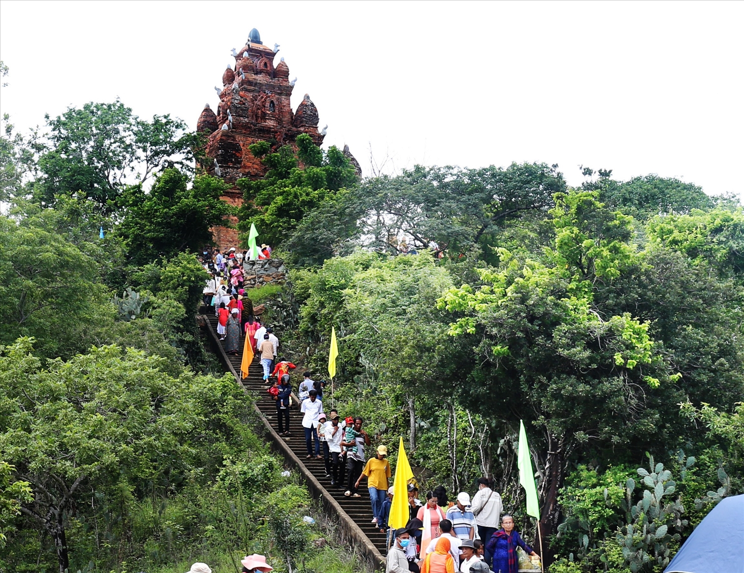 Du khách tham quan tại tháp Pô Rômê thôn hậu Sanh, xã Phước Hữu (Ninh Phước)