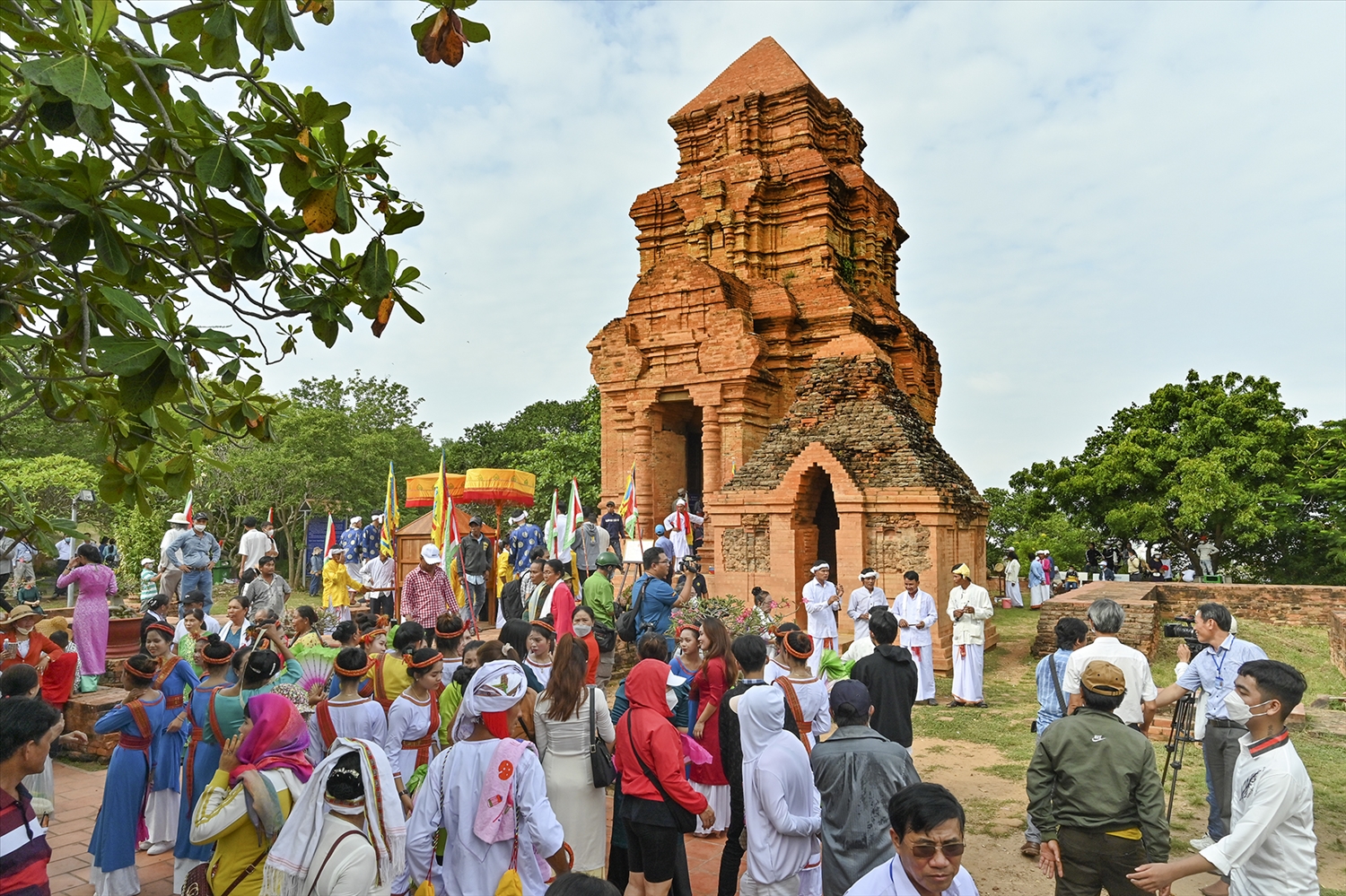 Nhóm đền tháp Po Sah Inư (Bình Thuận) thu hút hàng ngàn người dân và du khách đến dự và vui hội Katê hằng năm