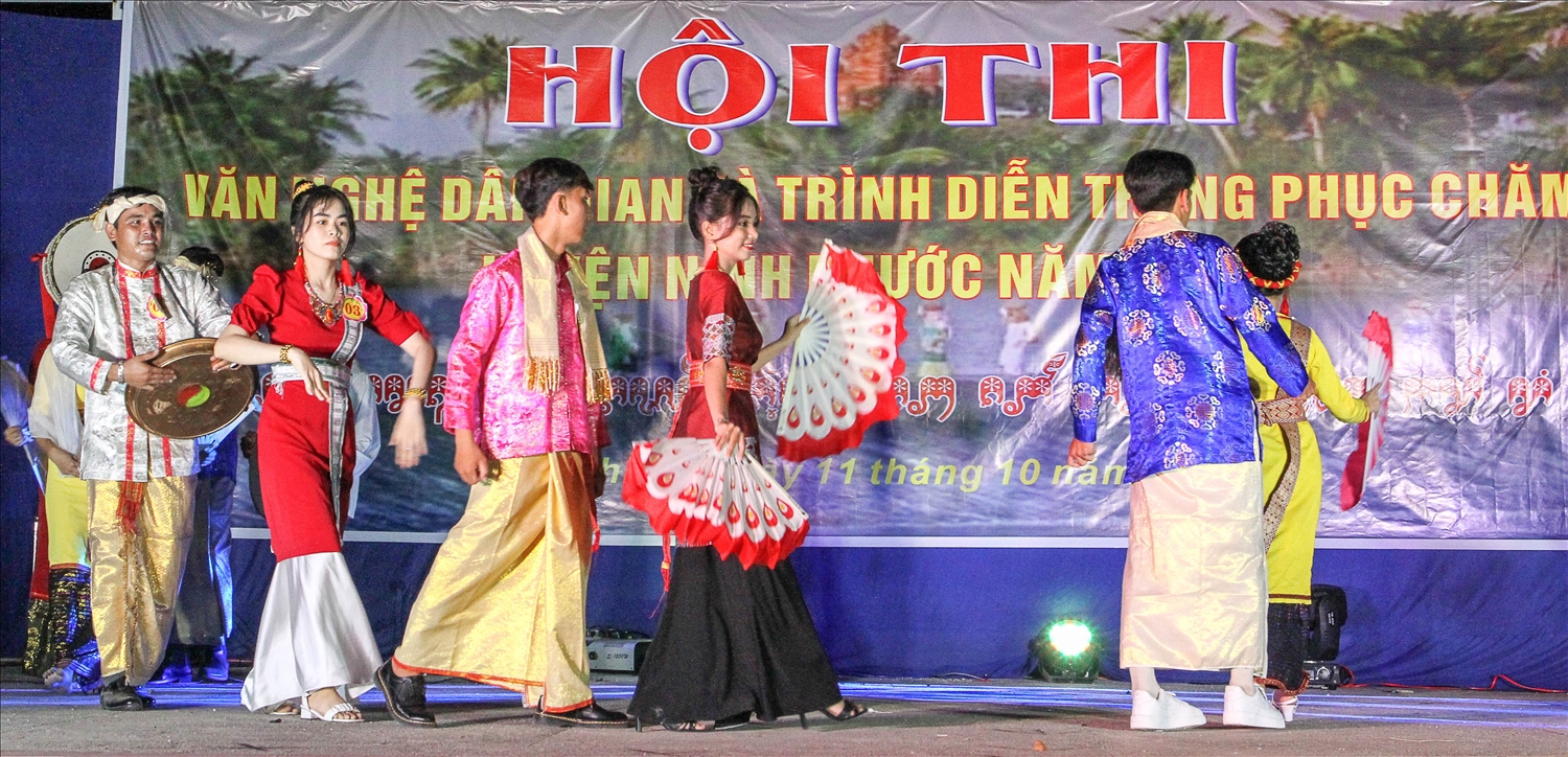 (Tin CTV) Hội thi văn nghệ dân gian và trình diễn trang phục Chăm tại Ninh Phước 4