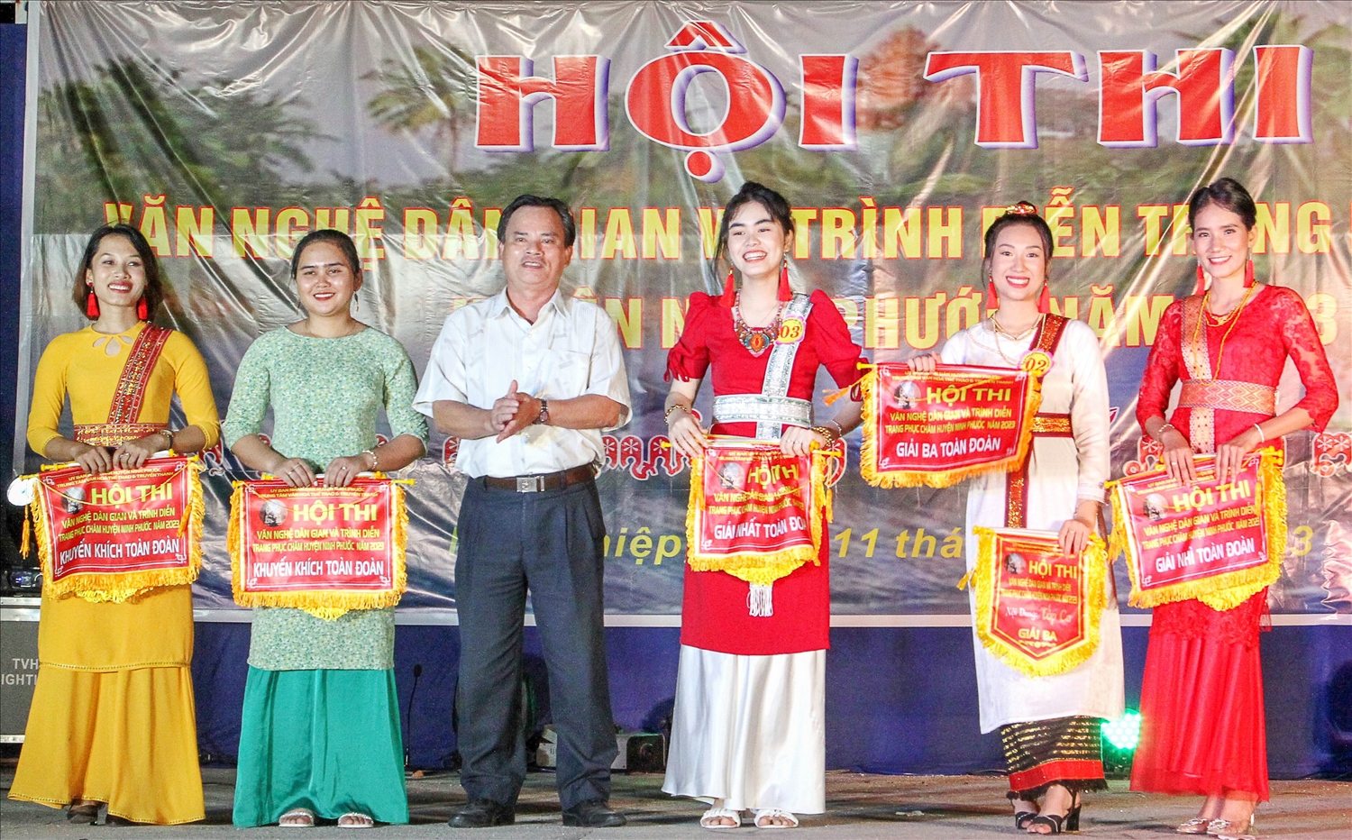 Lãnh đạo UBND huyện Ninh Phước trao giải toàn đoàn cho các đơn vi tham gia hội thi.