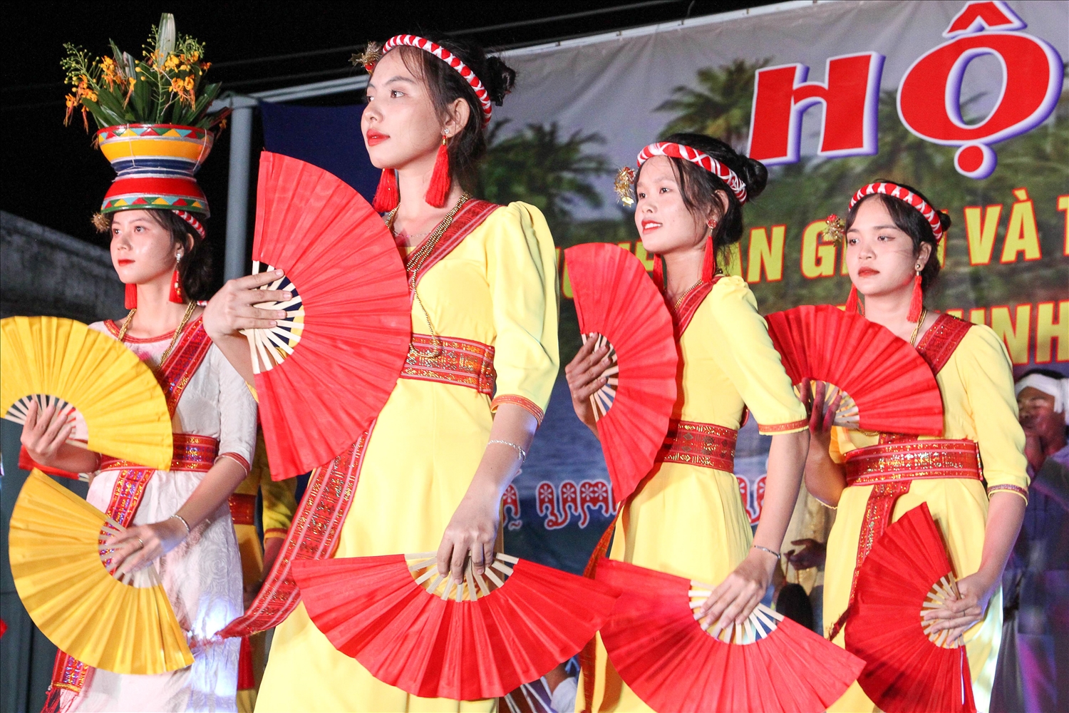 (Tin CTV) Hội thi văn nghệ dân gian và trình diễn trang phục Chăm tại Ninh Phước 5