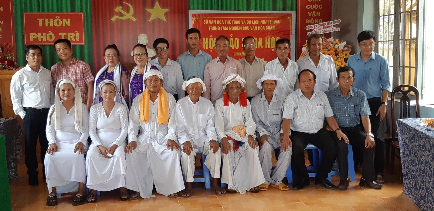 Các đại biểu, chức sắc làng Chăm Phò Trì, xã Tân Thắng, huyện Hàm Tân, tỉnh Bình Thuận tham dự Hội thảo.