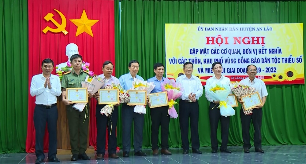UBND huyện An Lão trao tặng giấy khen cho các đơn vị có nhiều thành tích trong công tác kết nghĩa với các thôn, làng vùng đồng bào DTTS 
