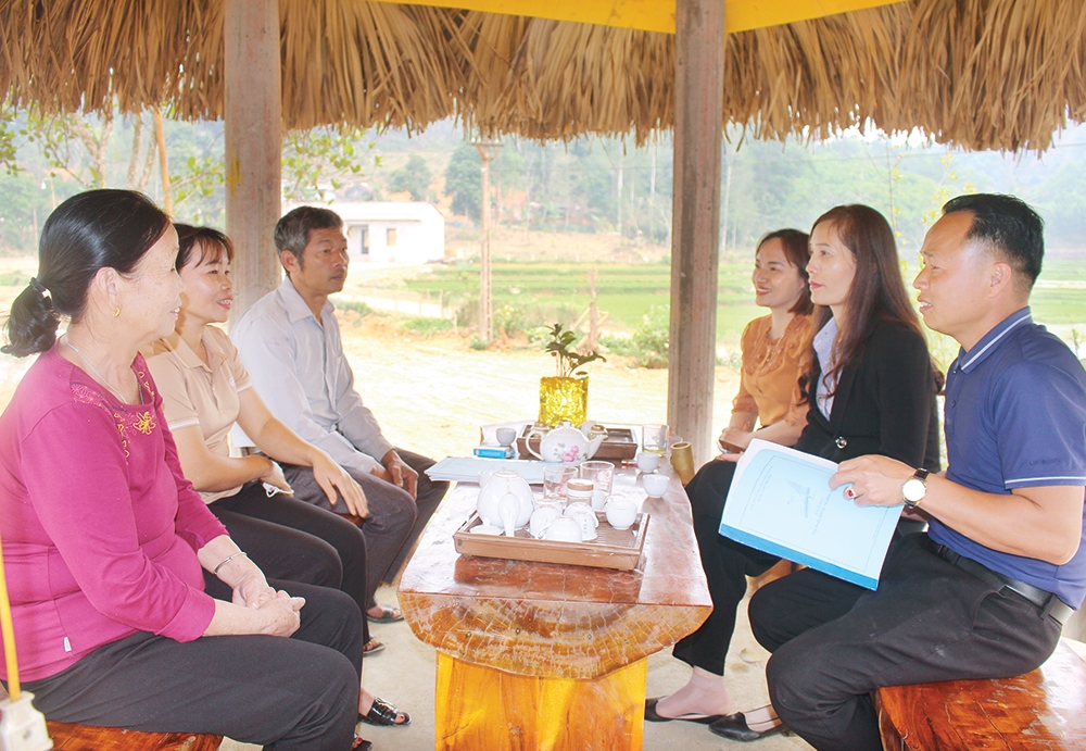  Thành viên các “Tổ truyền thông cộng đồng” xã Văn Miếu, huyện Thanh Sơn trao đổi kinh nghiệm, biện pháp nâng cao chất lượng, hiệu quả tuyên truyền.