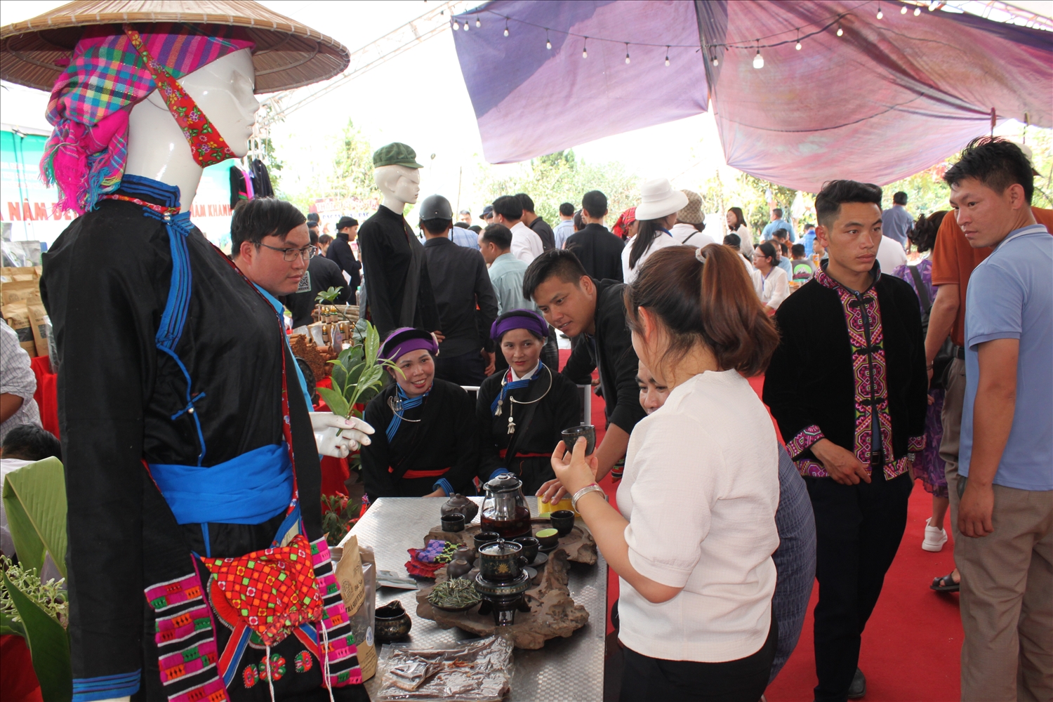 Sản phẩm của Lương Gia Trà có mặt tại các Hội chợ, Hội thảo giới thiệu sản phẩm địa phương của huyện Bắc Hà, tỉnh Lào Cai, thu hút du khách thăm quan, trải nghiệm, thưởng thức, mua sản phẩm và đặt hàng…