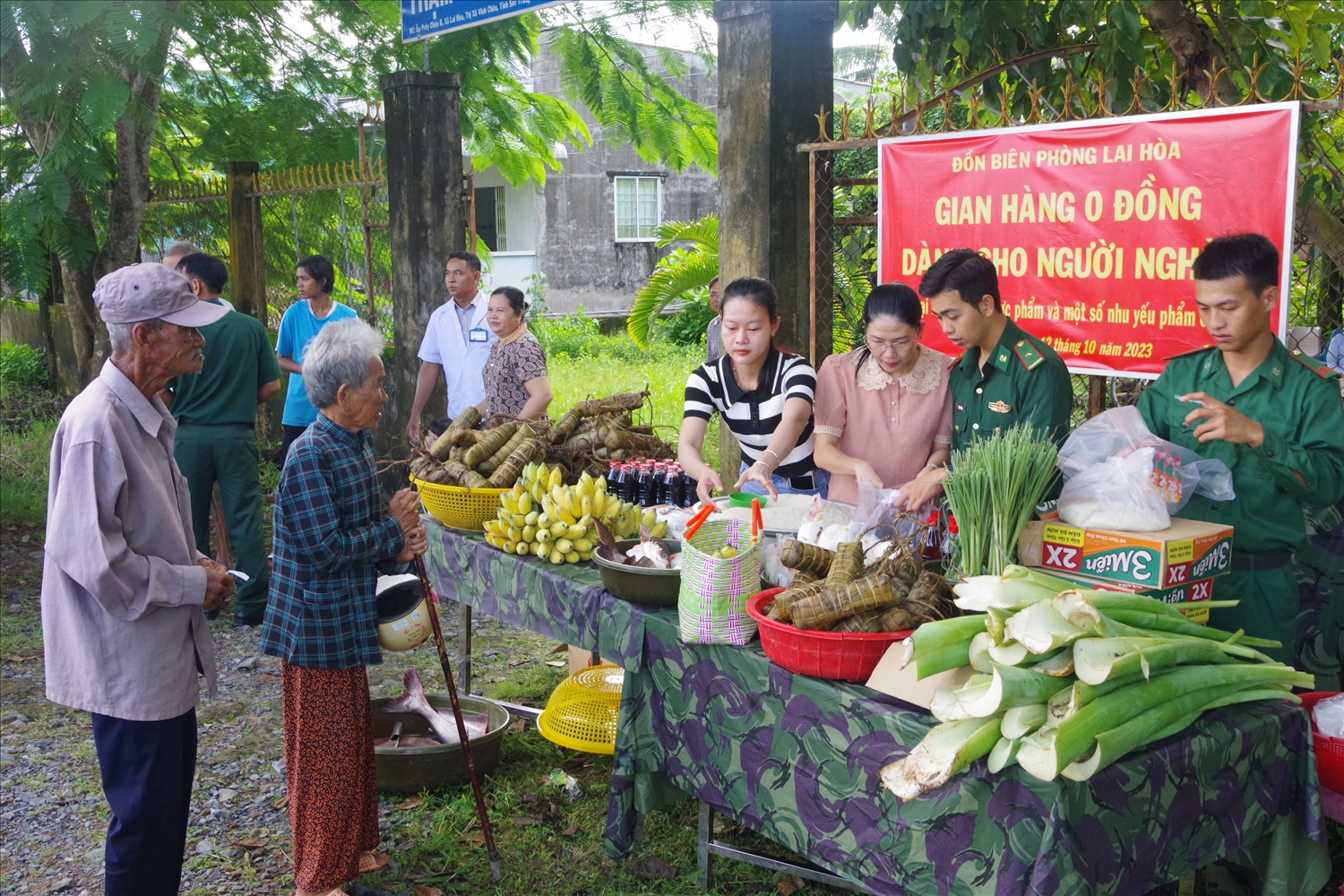 "Gian hàng 0 đồng" được Đồn Biên phòng Lai Hòa (BĐBP tỉnh Sóc Trăng) xây dựng nhằm hỗ trợ bà con Khmer có hoàn cảnh khó khăn có thêm nhu yếu phẩm trong mùa Sen Dolta 