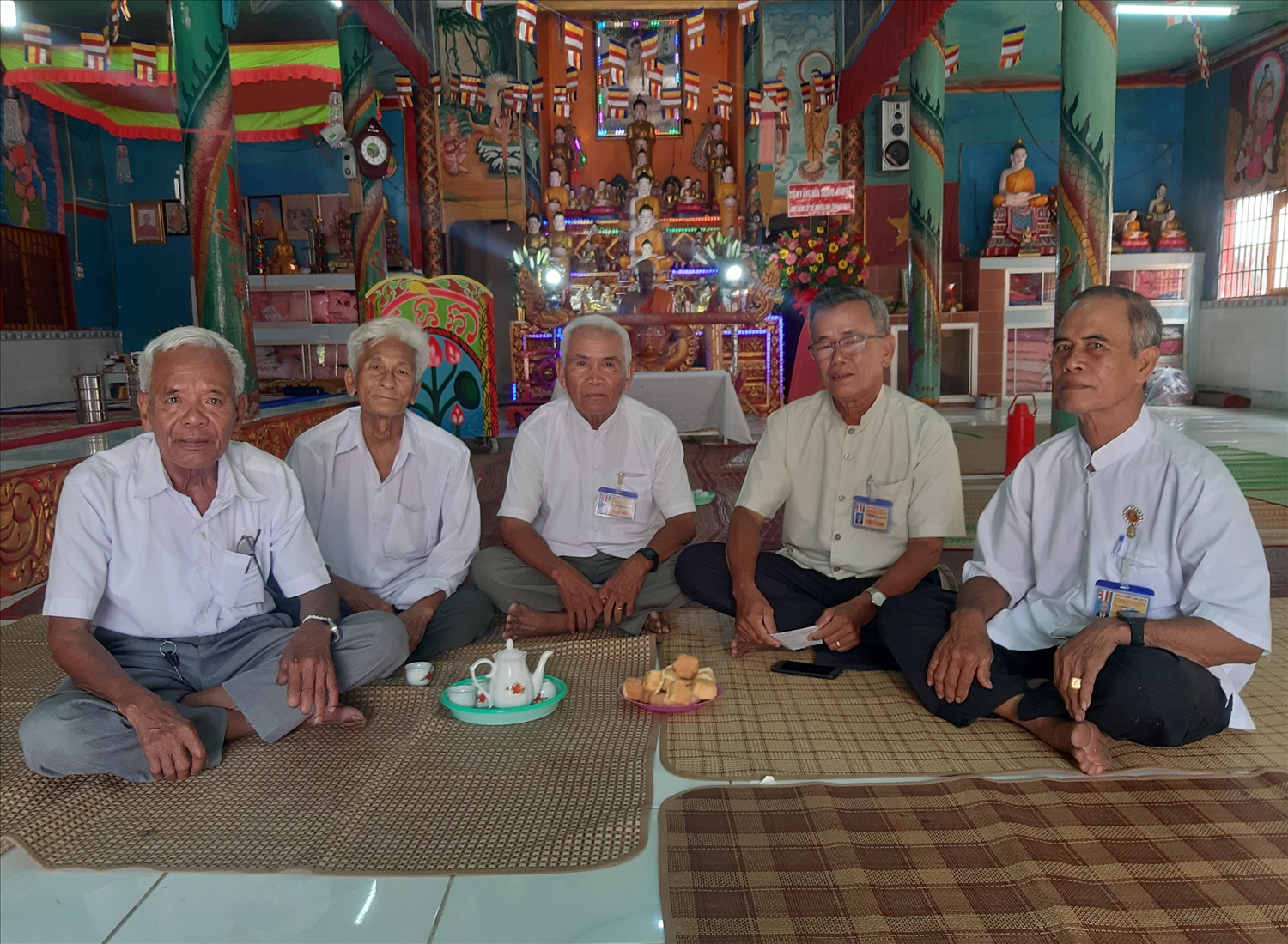 Ông Thạch Khâm (ngồi giữa) trò chuyện cùng với Ban Quản trị chùa Phnor Kom Pôt