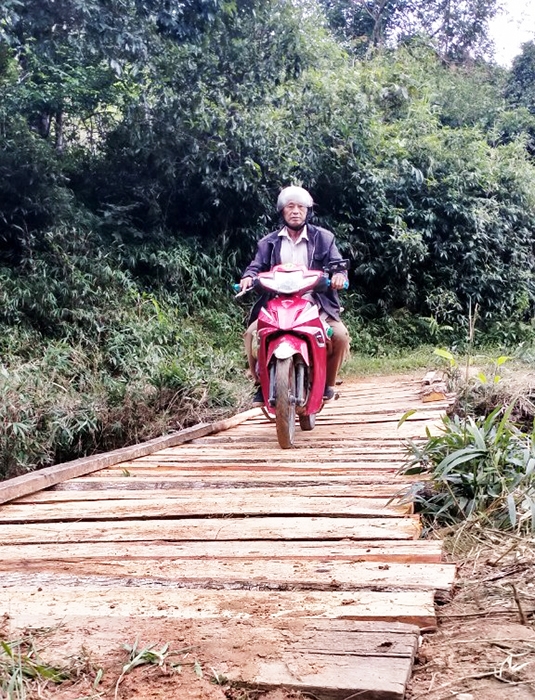 Cầu gỗ dân sinh qua khe Huồi Tá đã hoàn thành bảo đảm việc đi lại thuận lợi cho người dân trên địa bàn 